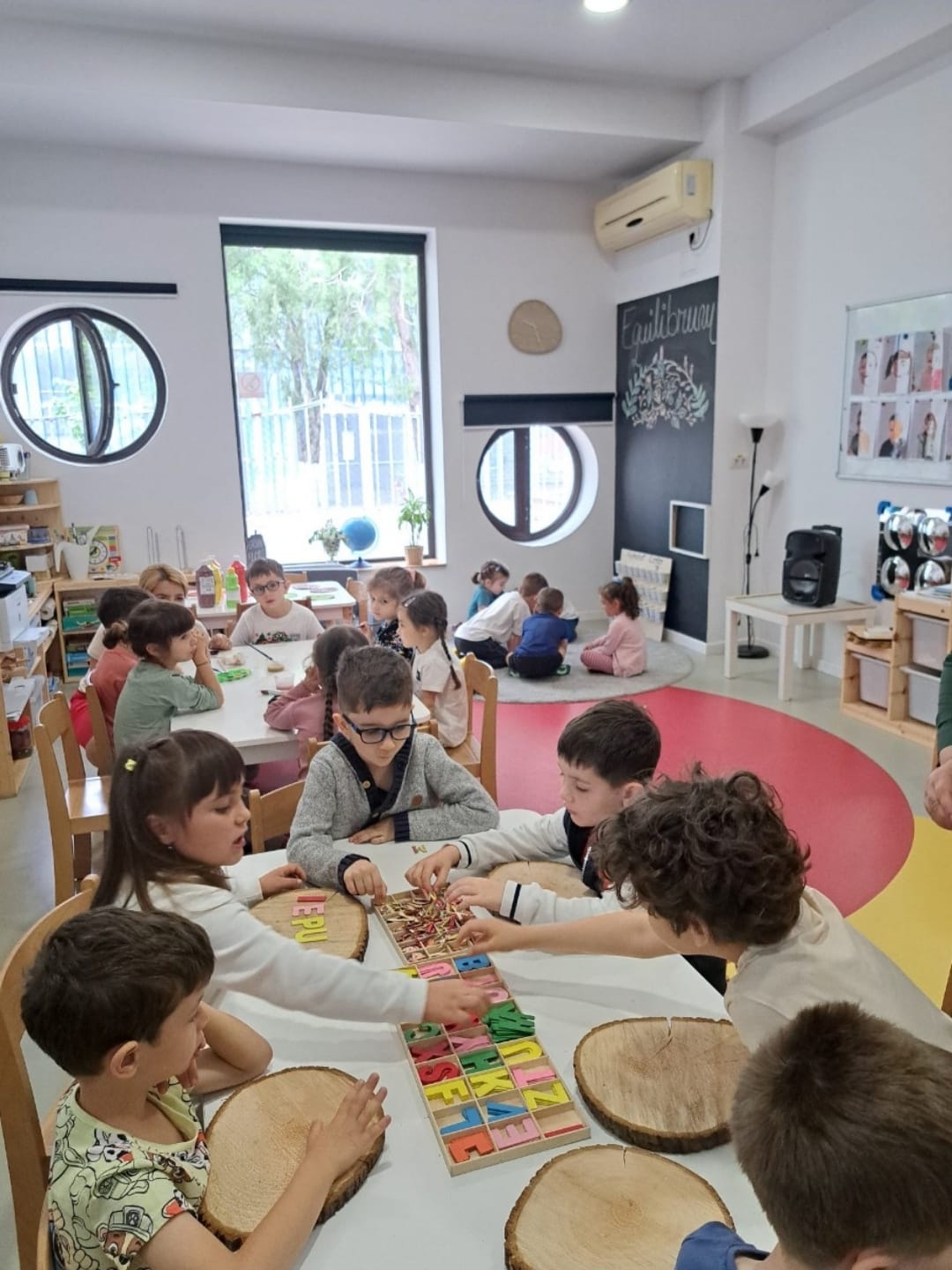 Copii implicați într-un proiect educațional Equilibrum